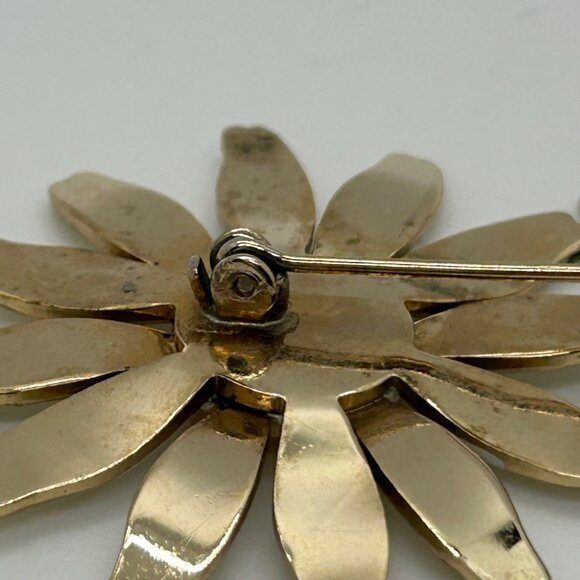 Vintage Daisy Flower Enamel Brooch Gold-Tone Metal White Yellow Floral Design - Picture 10 of 11